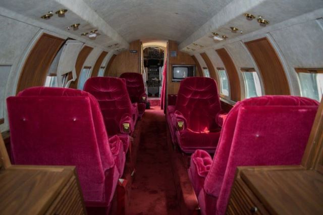Interior Jet Pribadi Elvis Presley Serba Merah