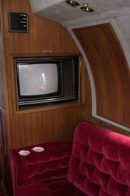 Interior Jet Pribadi Elvis Presley Serba Merah