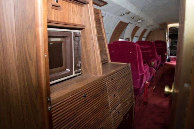 Interior Jet Pribadi Elvis Presley Serba Merah