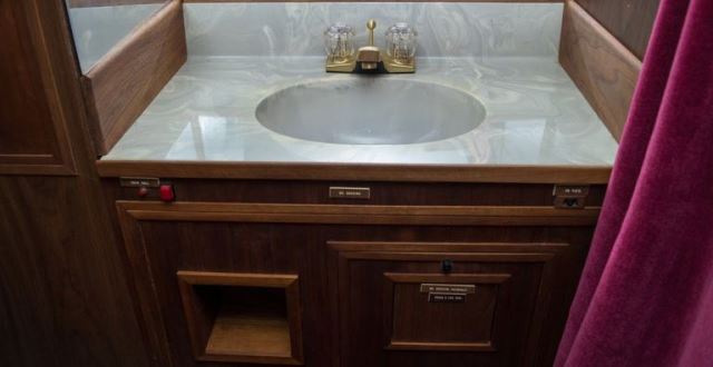 Interior Jet Pribadi Elvis Presley Serba Merah