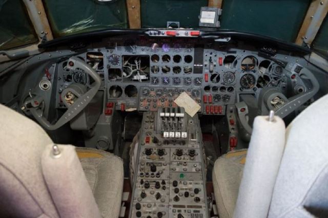 Interior Jet Pribadi Elvis Presley Serba Merah