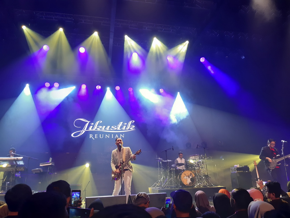 Tawa dan Air Mata di Konser Reuni Jikustik Jakarta