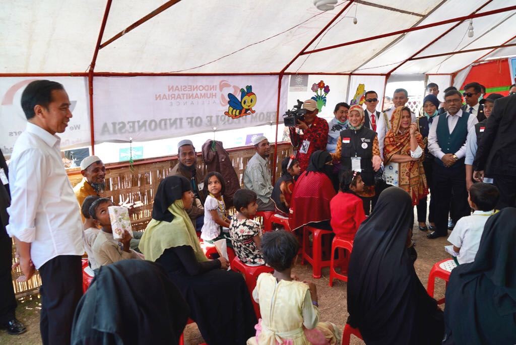 Interaksi Presiden dengan Anak Pengungsi Rakhine di Bangladesh