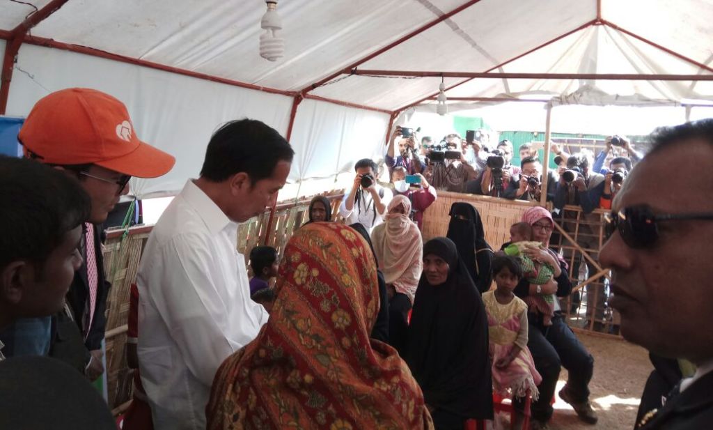 Presiden Serahkan Bantuan Langsung ke Pengungsi Rakhine di Bangladesh