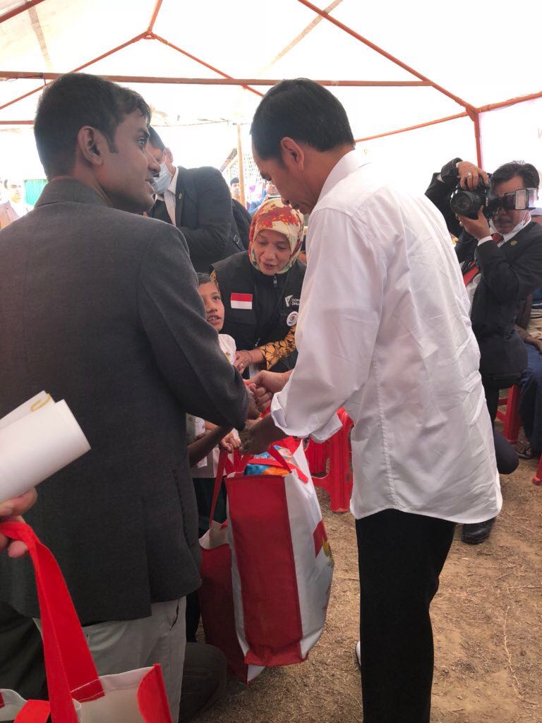 Presiden Serahkan Bantuan Langsung ke Pengungsi Rakhine di Bangladesh