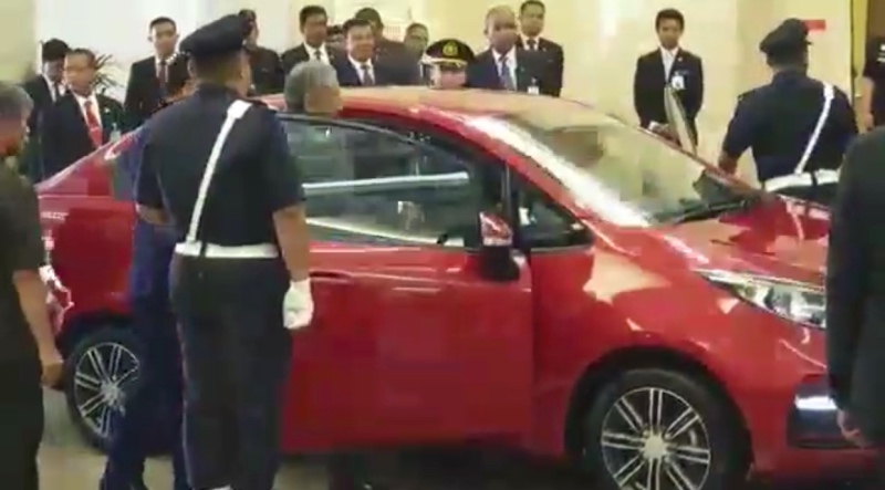 Tiba di Malaysia, Jokowi Disopiri Mahathir