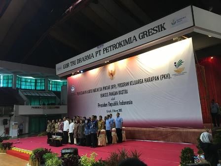 Jokowi Serahkan PKH, KIP, dan Rastra Ke 3.750 Warga Gresik