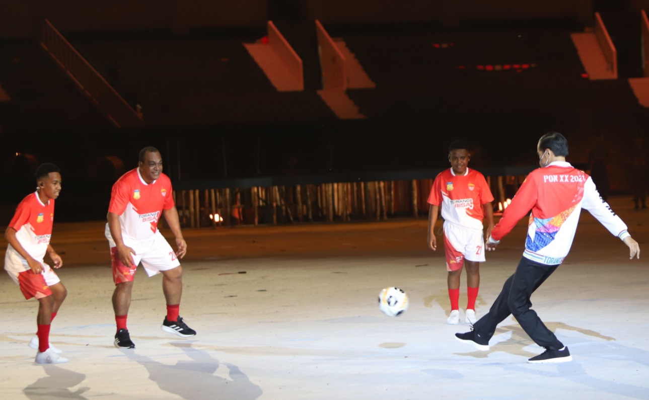 Jokowi Selesai Main Sepak Bola, Boaz Solossa Nyalakan Api PON Papua