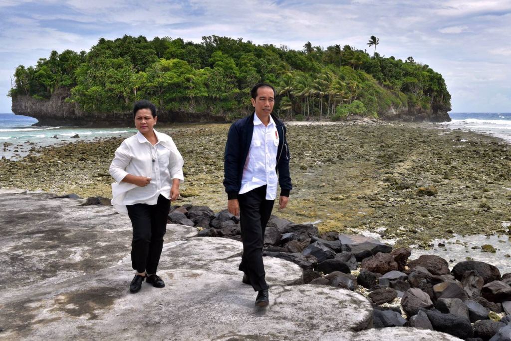 Jokowi Basuh Muka Pakai Air Laut di Pantai Miangas