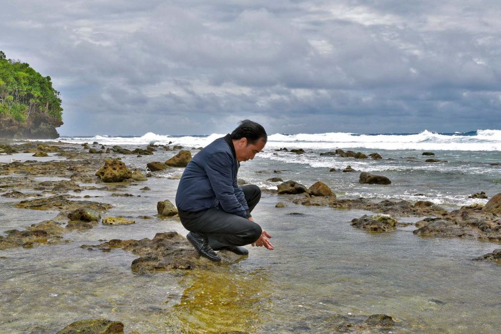Jokowi Basuh Muka Pakai Air Laut di Pantai Miangas