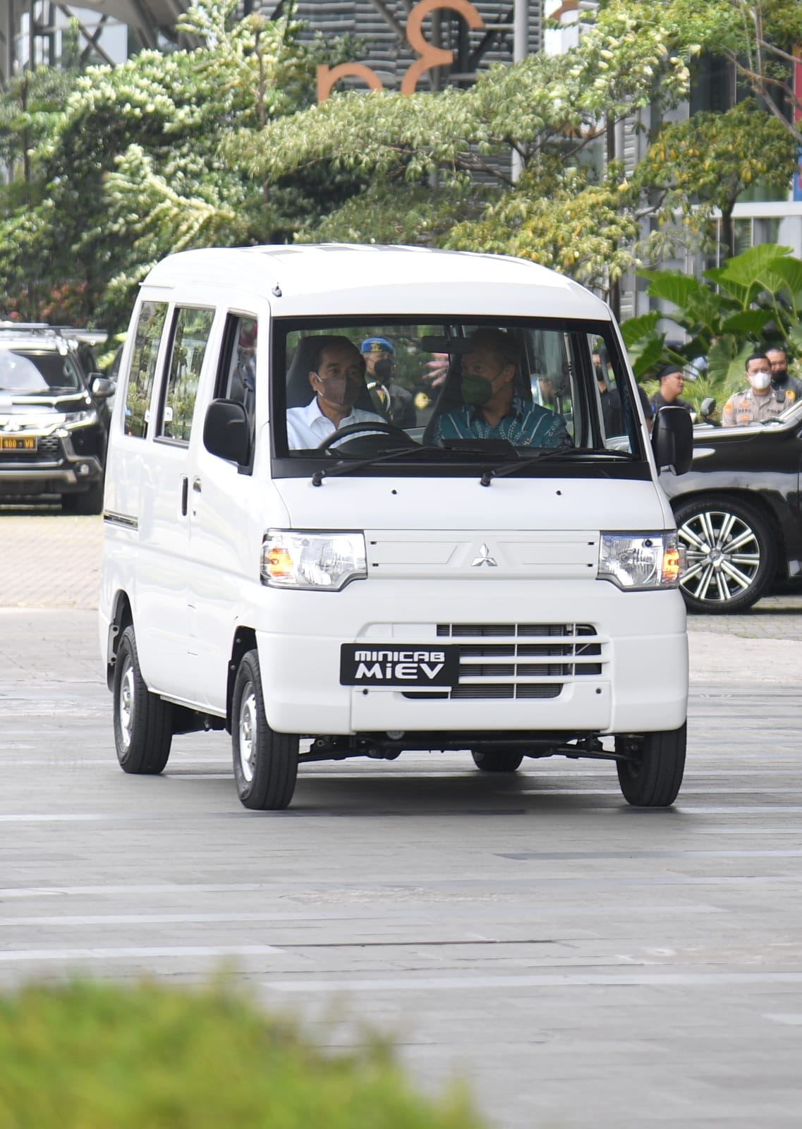 Jokowi jajal mobil listrik di GIIAS 2021