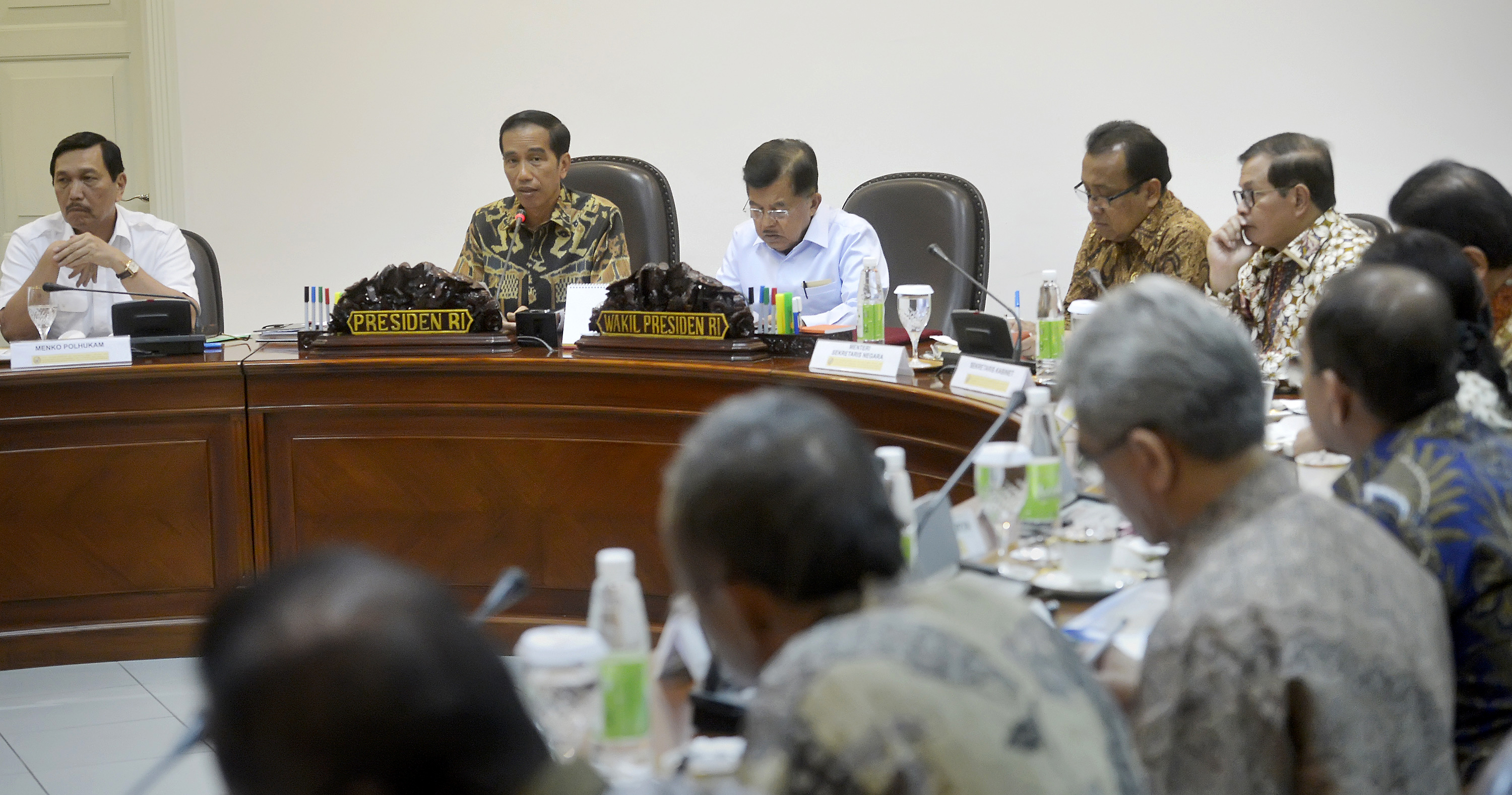 Gelar Sidang Kabinet, Jokowi Sentil Menteri Lamban