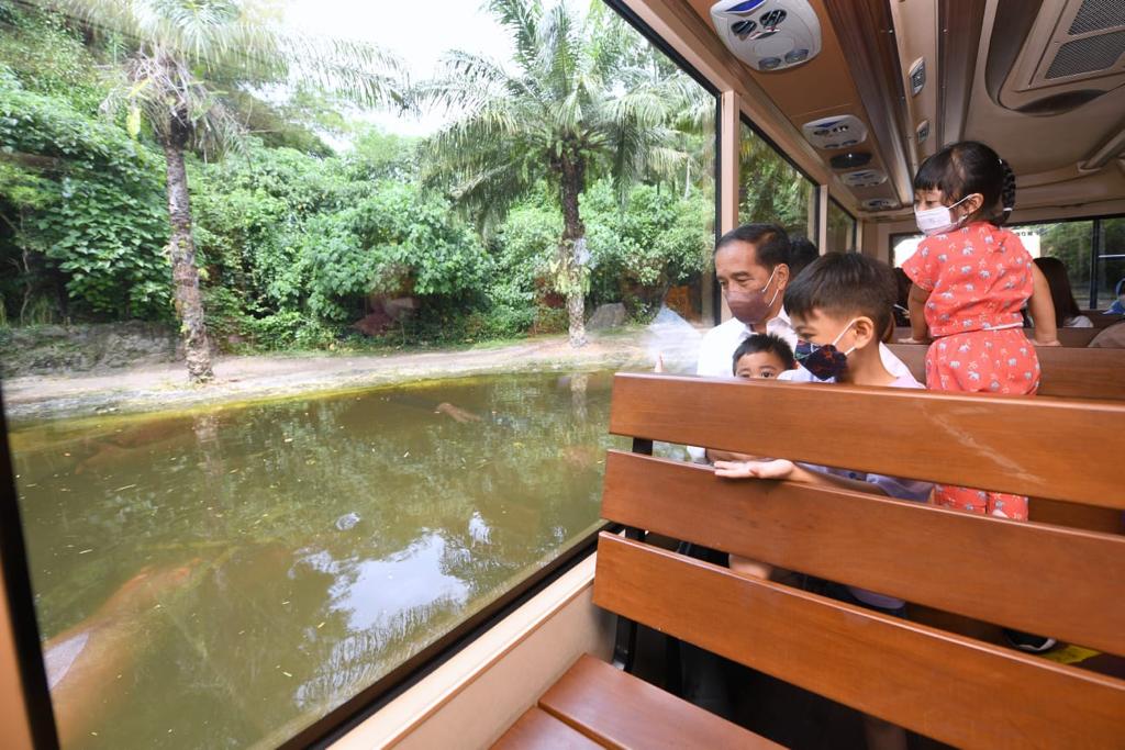 Libur Lebaran, Jokowi Ajak Cucu Wisata Safari di Bali