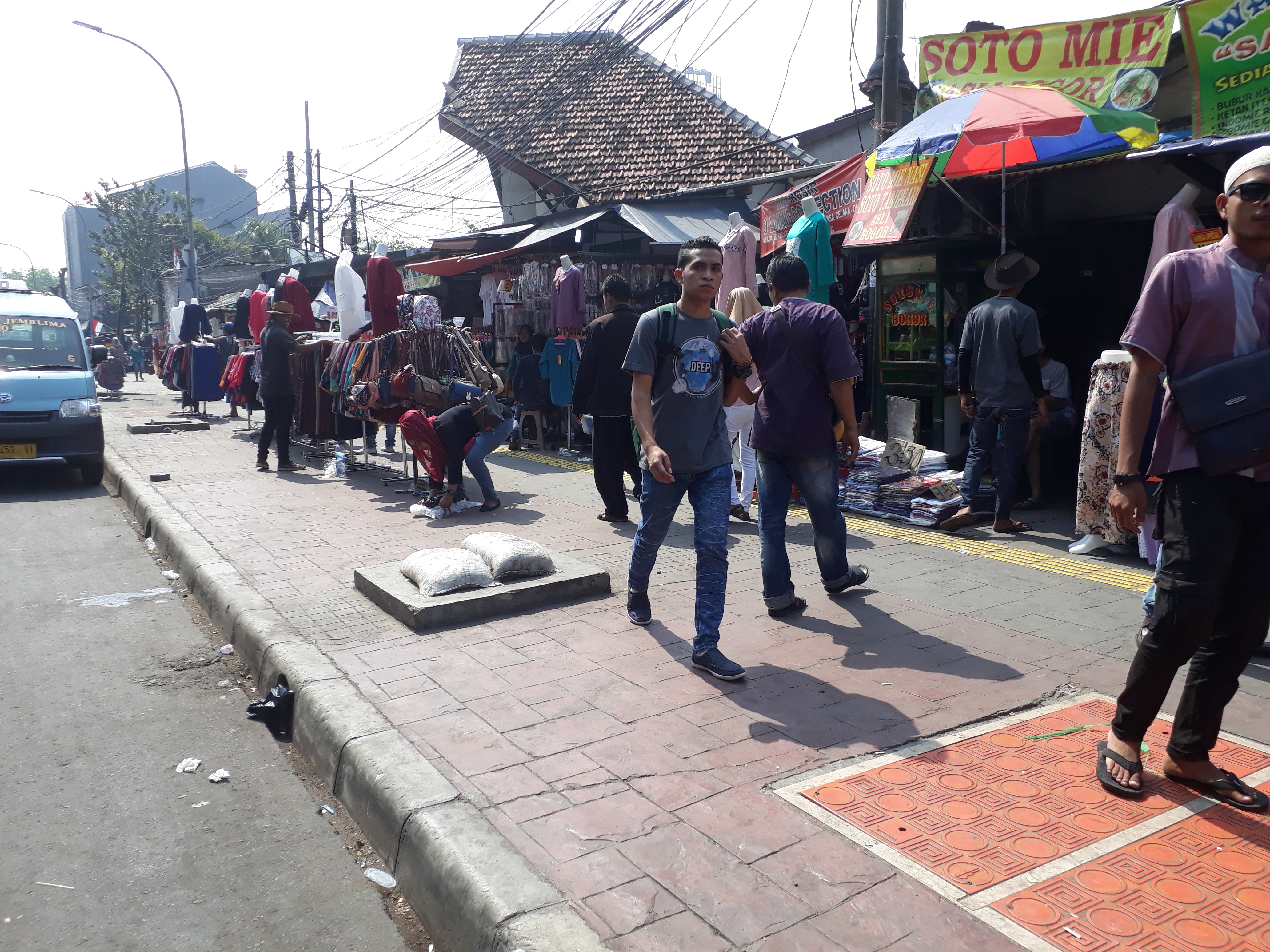 Pedagang tak Acuhkan Bulan Tertib Trotoar