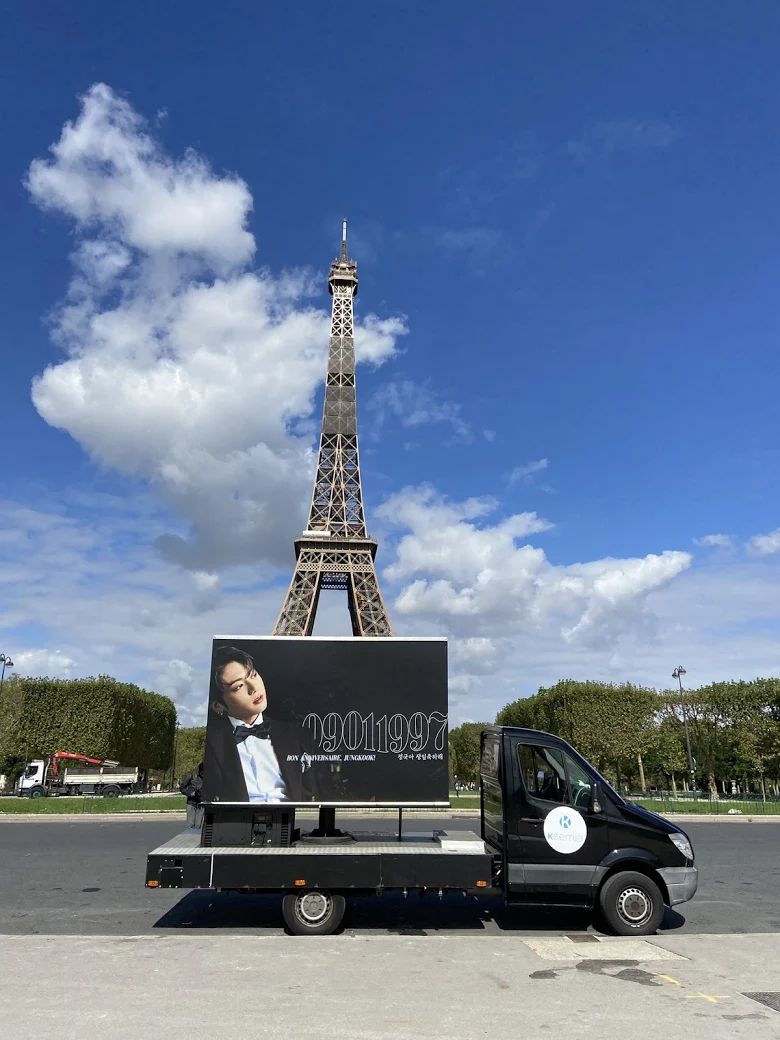 Jungkook BTS Ulang Tahun, ARMY Pasang Ucapan Selamat dari Menara Eiffel