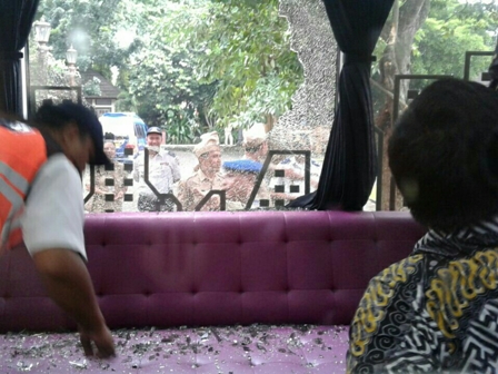 Dikemudikan Wali Kota Solo, Bus Gatotkaca Tabrak Pohon