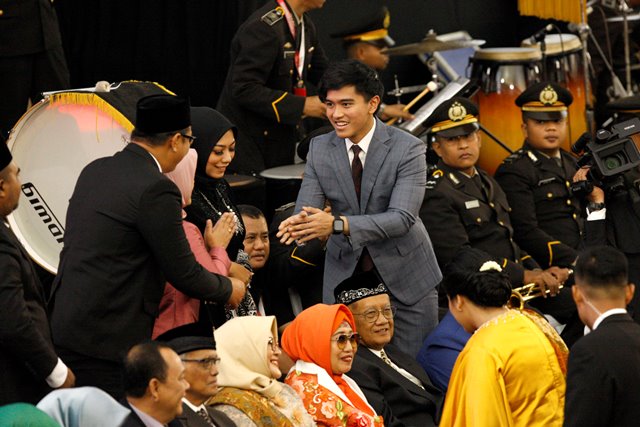 Pelantikan Jokowi, Kaesang Makin Gagah Pakai Jas Slim Fit