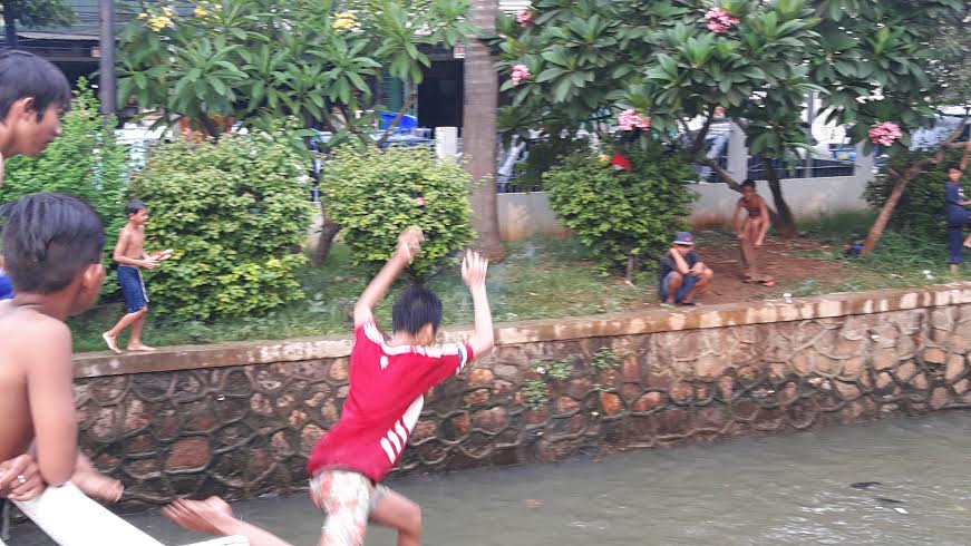 Jernihnya Air Kali Ciliwung di Sekitar Glodok