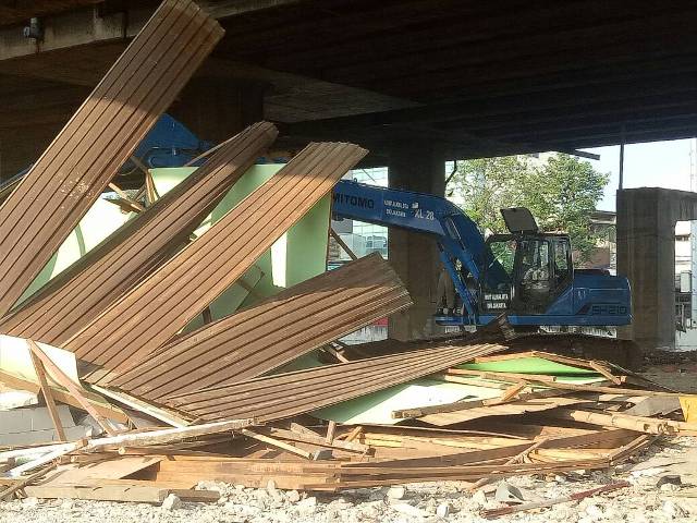 Bangunan di Kolong Tol Kalijodo Dibongkar