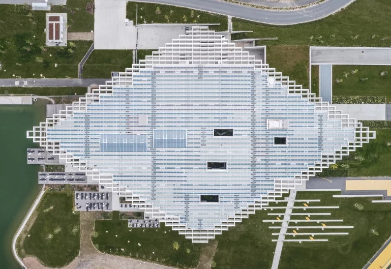 Kantor Baru Adidas dengan Atap Unik