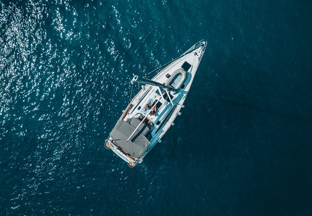 Tips Menyelamatkan Diri di Tengah Laut