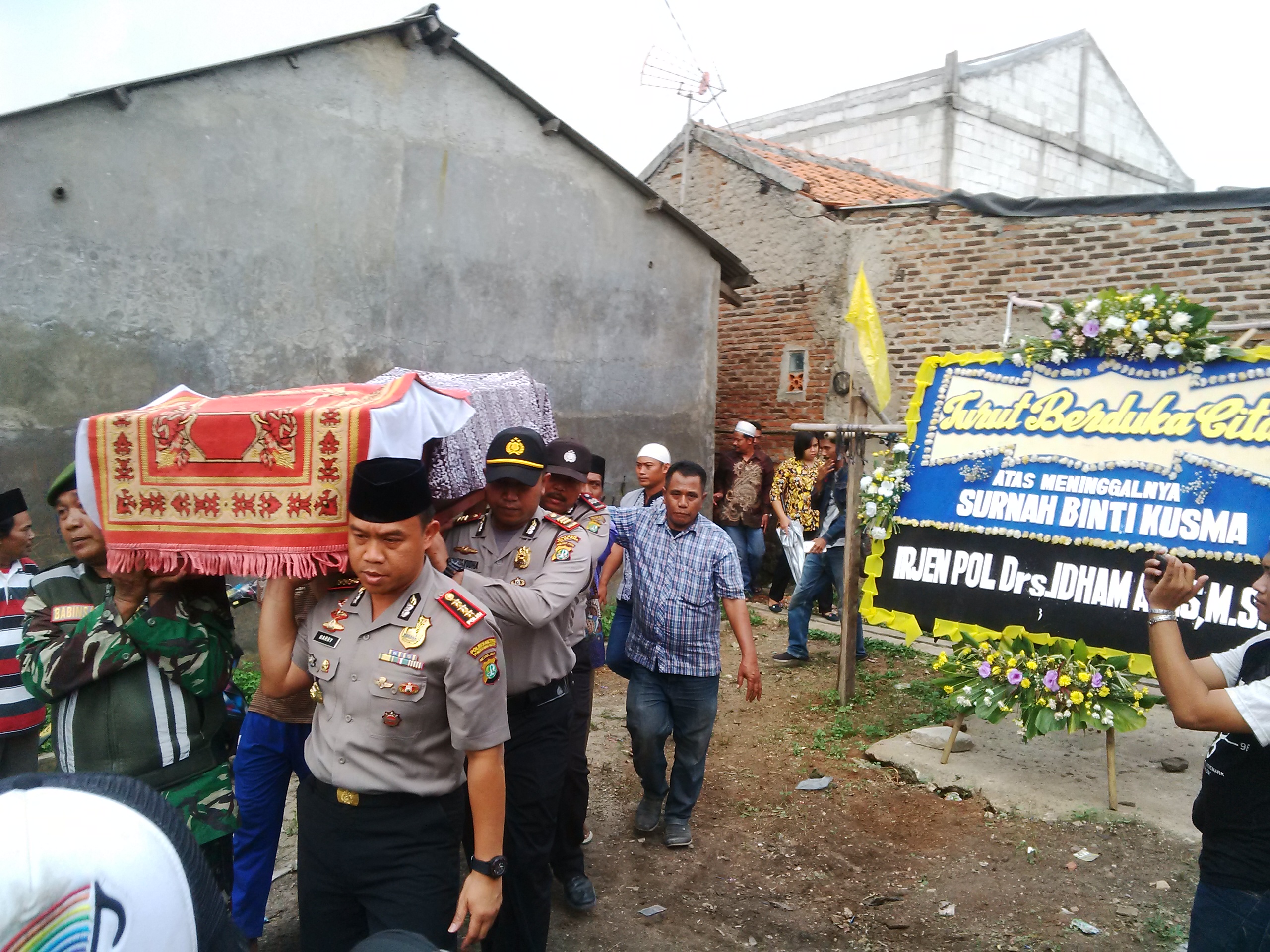 Kapolres Metro Tangerang Antar Jenazah Surnah ke Peristirahatan Terakhir