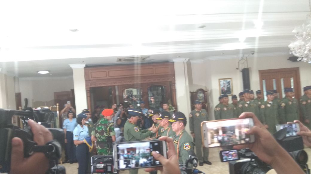 Panglima TNI Sematkan Brevet kepada Kapolri