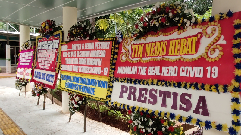 Karangan Bunga Penyemangat Tim Medis Meramaikan RSPI Sulianti Saroso