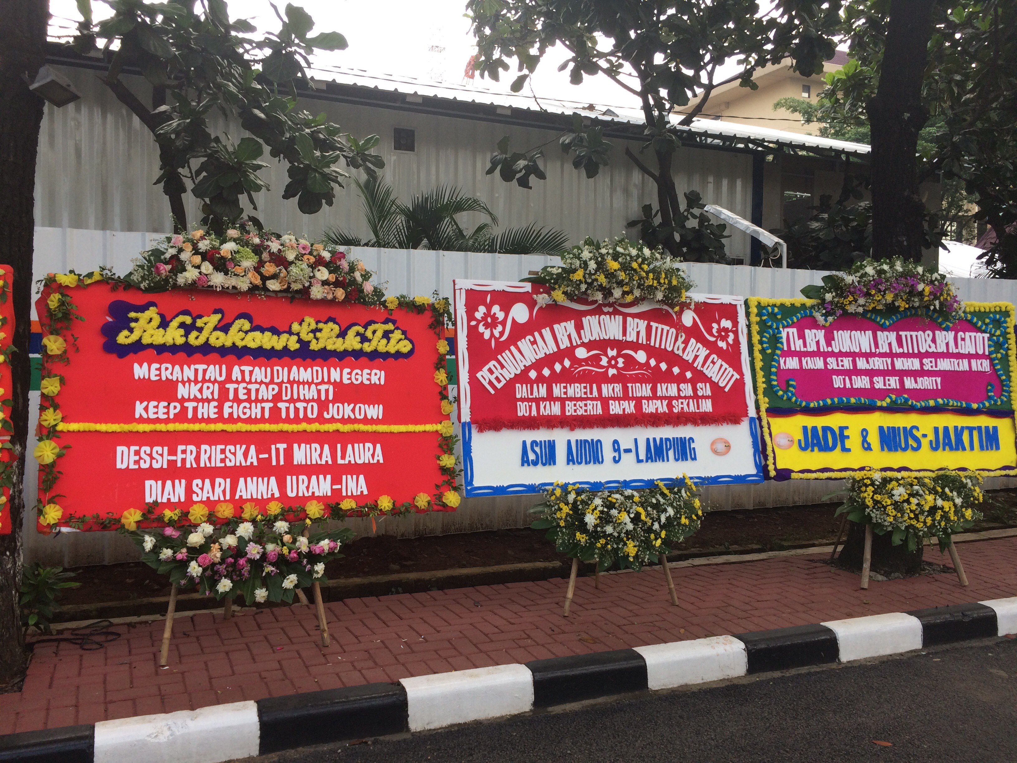 Karangan Bunga yang Memotivasi Polri