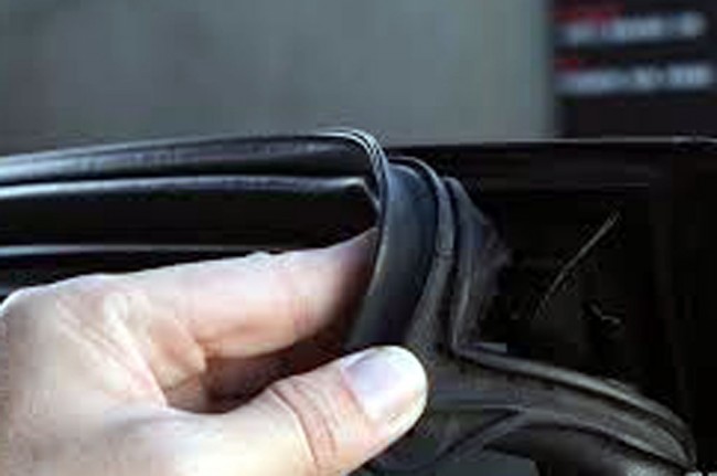 Rutin Cek Karet Bodi Mobil, Cegah Air Masuk Kabin