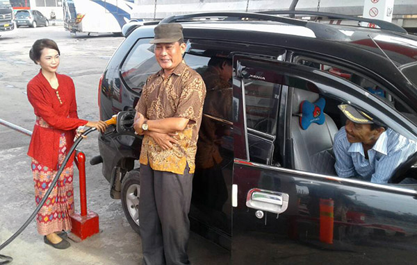 Petugas SPBU Tetap Gesit Melayani Meskipun Berkebaya