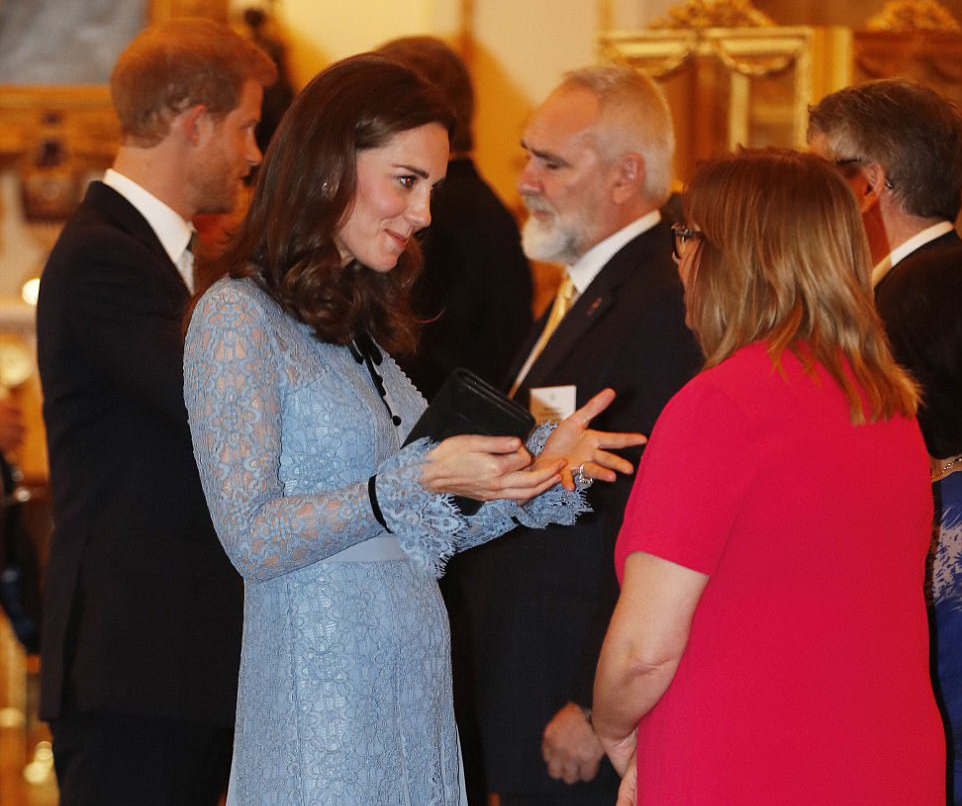 Kate Middleton Memperlihatkan Kehamilan Ketiganya untuk Pertama Kali