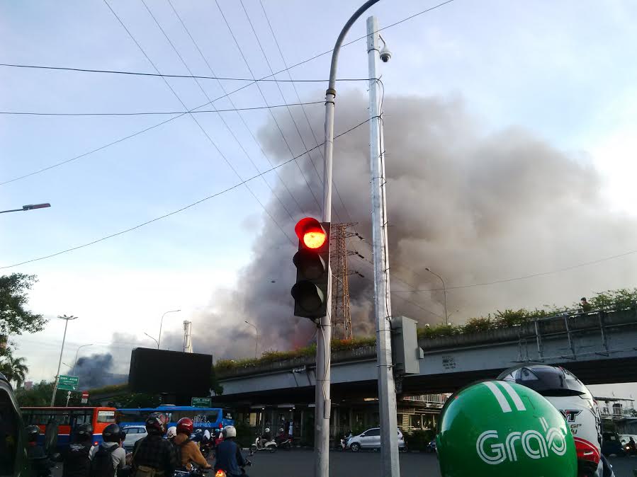 Damkar Ambil Air dari Kolam Renang
