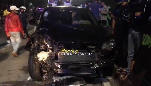 Terjadi kecelakaan pada Rabu dini hari, 16 Februari 2022, di Jalan Jenderal Sudirman, Jakpus. Instagram @merekamjakarta