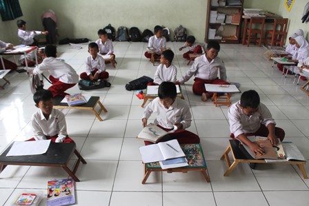 Ratusan Siswa SDN Pekayon Jaya III Belajar di Lantai
