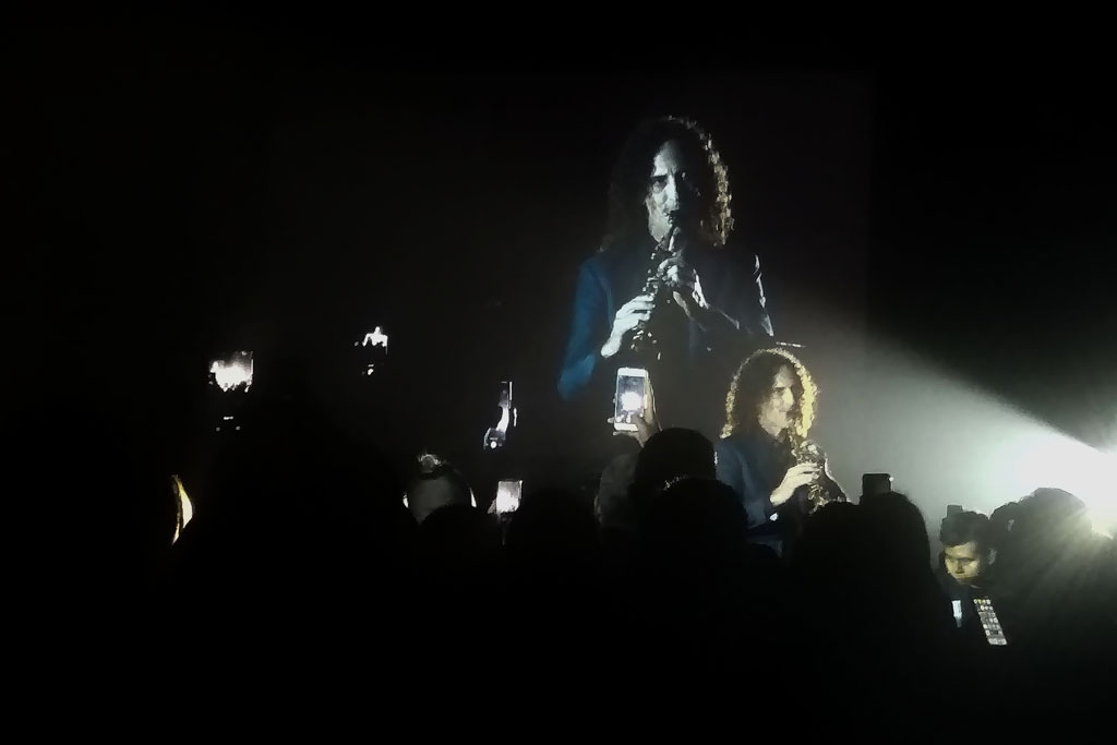 Kenny G Kembali Hipnotis Penggemar Di Jakarta Medcom Id