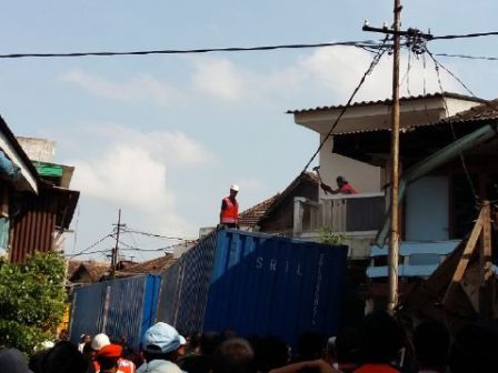 Begini Padatnya Pemukiman Tempat Kereta Anjlok di Surabaya