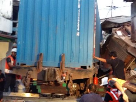 Begini Padatnya Pemukiman Tempat Kereta Anjlok di Surabaya