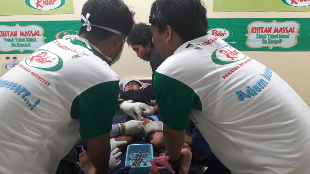 Ratusan Anak Ikut Khitanan Massal di Bogor