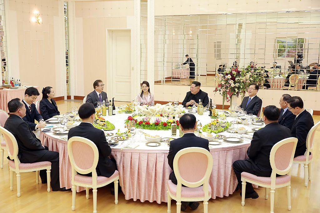 Keramahan Kim Jong-un saat Menyambut Delegasi Korsel