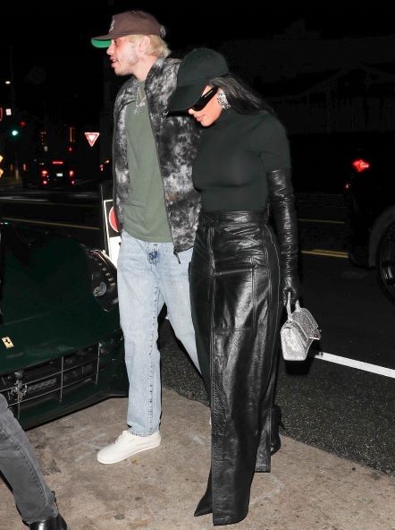 Kim Kardashian dan Pete Davidson. Sumber: Backgrid