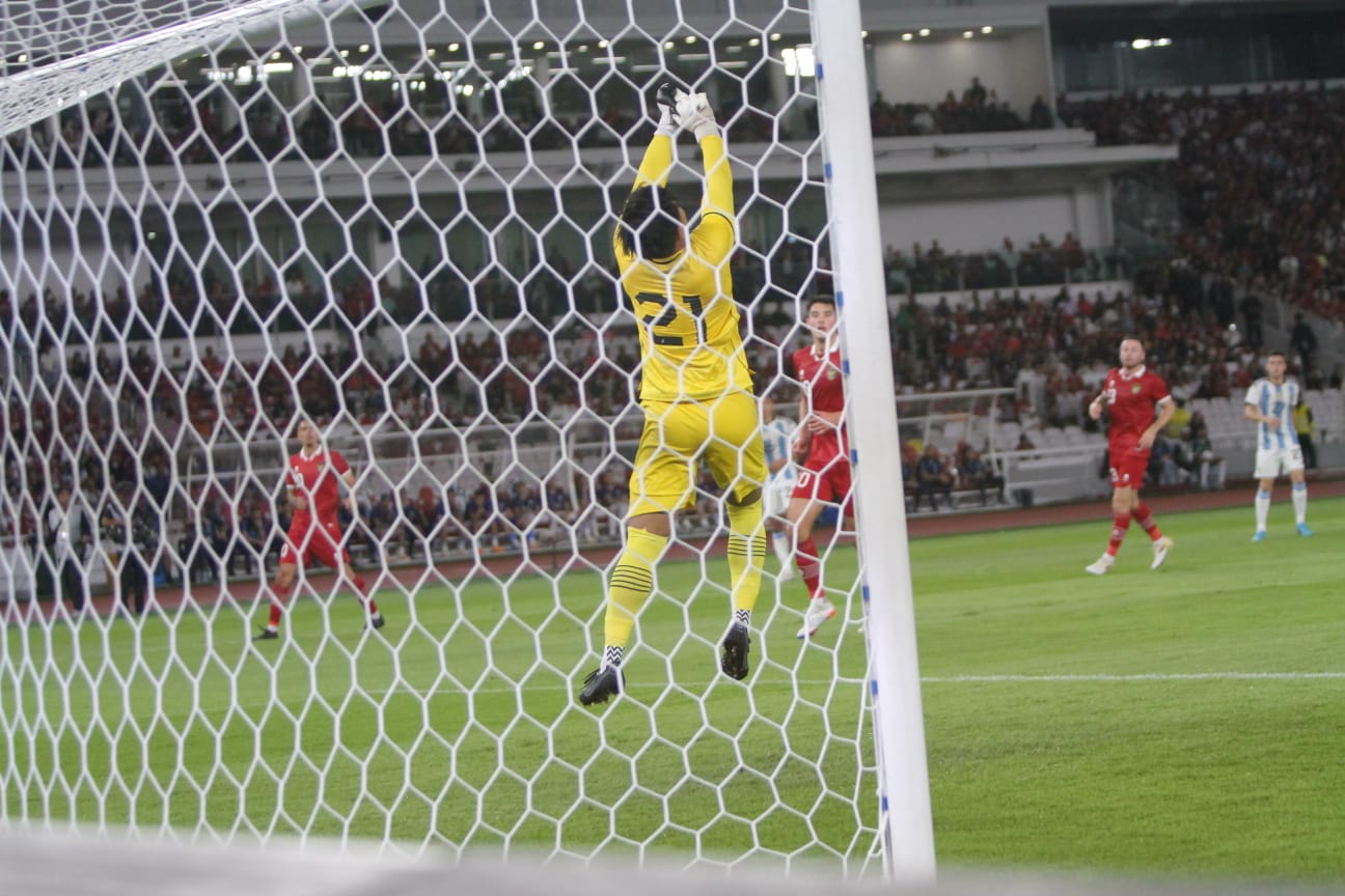 Dapat Jersey Emiliano Martinez, Ernando Ari Tulis Pesan dan Harapan