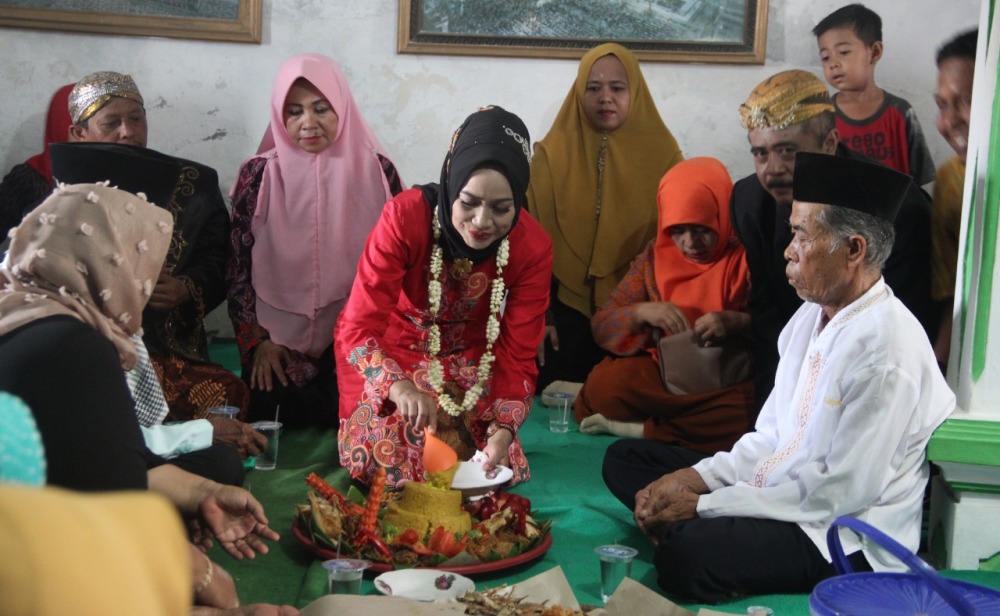 Kirab Ganti Kelambu Makam Syekh Junaedi di Brebes