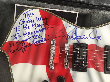 Bantu Korban Bom Manchester, KISS Lelang Gitar