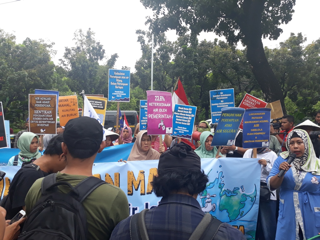 Koalisi Penolak Swastanisasi Air Mandi di Balai Kota Jakarta
