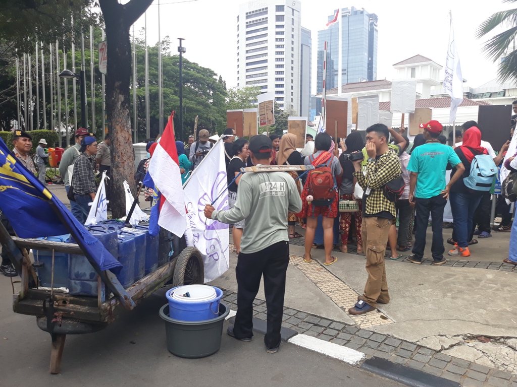 Koalisi Penolak Swastanisasi Air Mandi di Balai Kota Jakarta