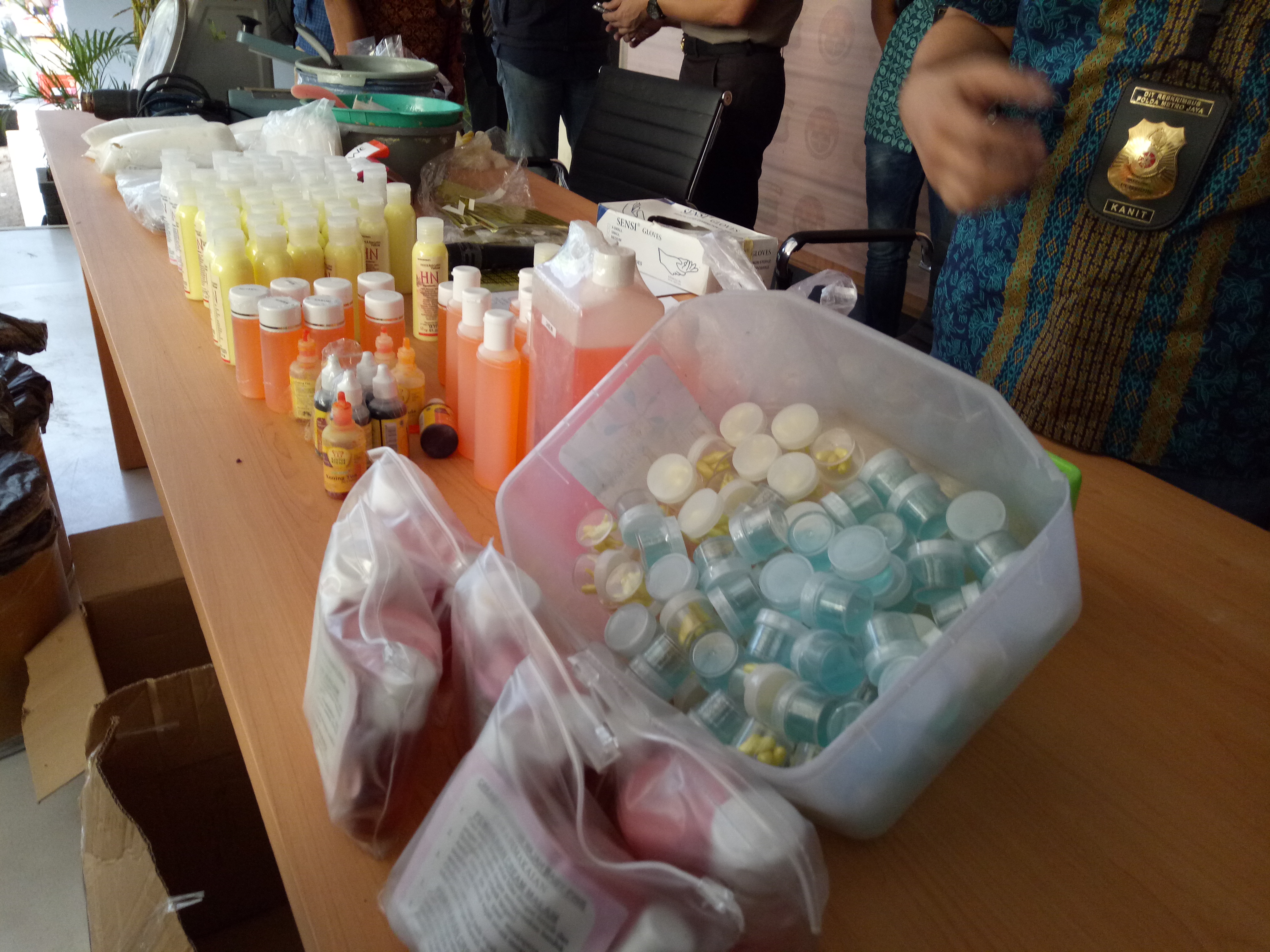 Bahan Kosmetik Palsu Didapat dari Pasar Asemka