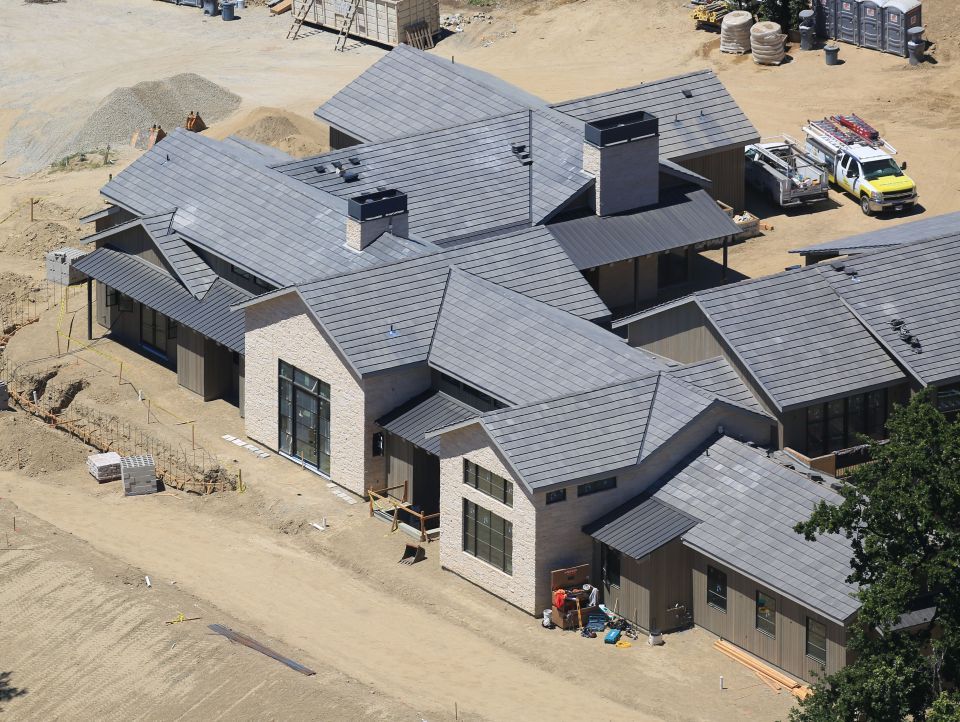Beli Rumah Berdekatan, Khloe Kardashian dan Kris Jenner Rogoh Rp522 Miliar