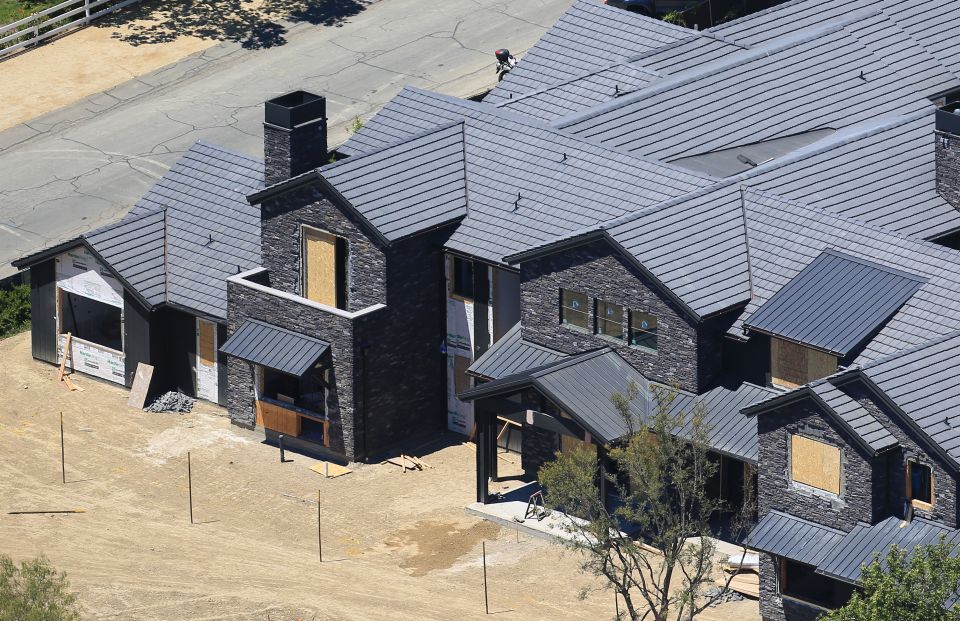 Beli Rumah Berdekatan, Khloe Kardashian dan Kris Jenner Rogoh Rp522 Miliar