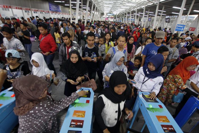 Suhu Tubuh Penumpang KRL Bogor-Depok Dicek